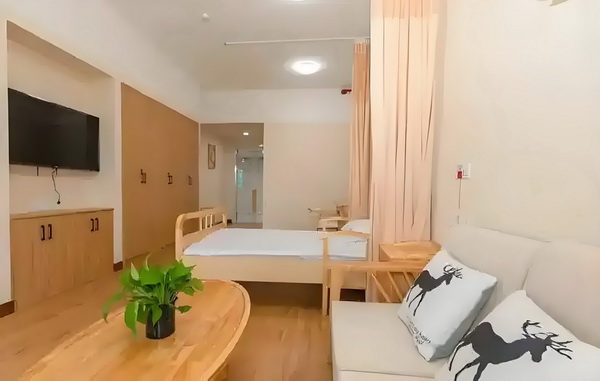 演硬汉成名却情路坎坷，8年不敢谈恋爱，遇小10岁的她成宠妻狂魔